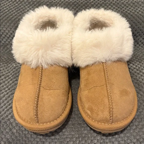 Girls Cat & Jack Fur-Lined Slippers - Picture 2 of 16